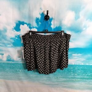 NWT: a: glow woman's maternity shorts.